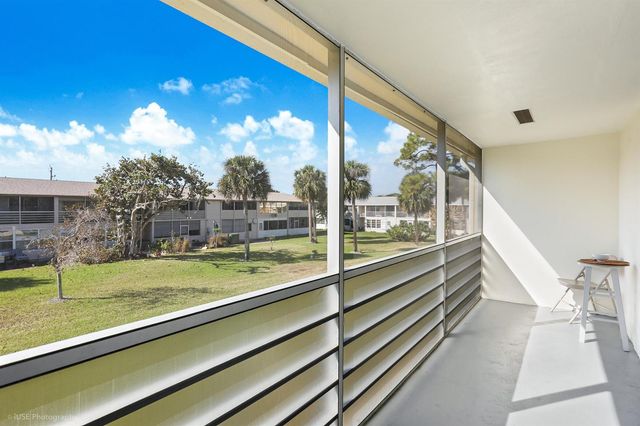 94 Hastings F, West Palm Beach, FL 33417