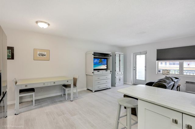 94 Hastings F, West Palm Beach, FL 33417