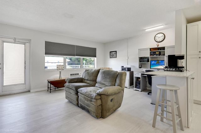 94 Hastings F, West Palm Beach, FL 33417
