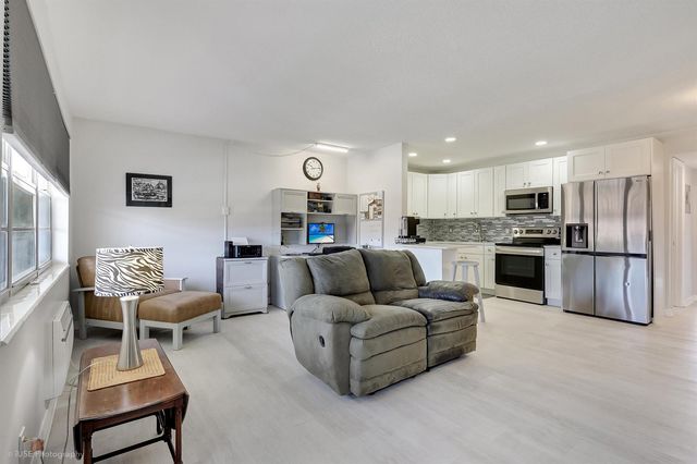 94 Hastings F, West Palm Beach, FL 33417