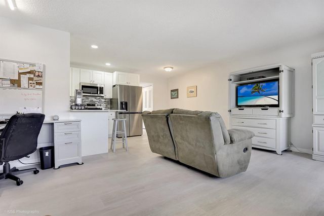 94 Hastings F, West Palm Beach, FL 33417