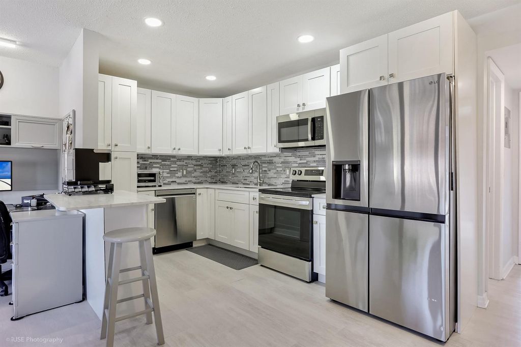 94 Hastings F, West Palm Beach, FL 33417