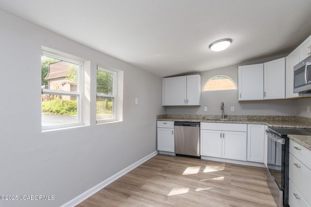 807 BROADWAY STREET, Jefferson City, MO 65101