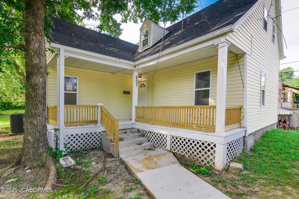 807 BROADWAY STREET, Jefferson City, MO 65101