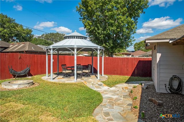 303 Bridle Lane, Victoria, TX 77904