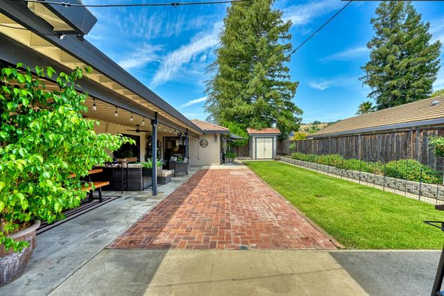 3737 Sweetwater Dr, Rocklin, CA 95677