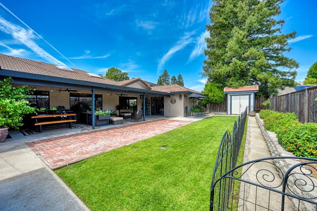3737 Sweetwater Dr, Rocklin, CA 95677