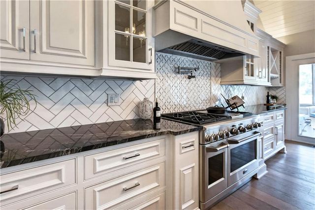 3805 W 123rd Street, Leawood, KS 66209