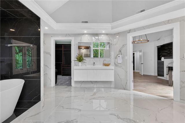 3805 W 123rd Street, Leawood, KS 66209