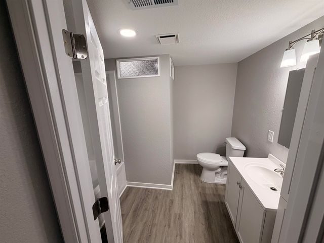 605 E 9th St, Harper, KS 67058