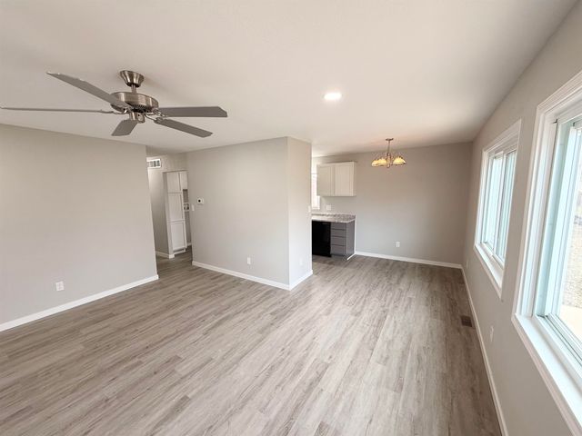 605 E 9th St, Harper, KS 67058