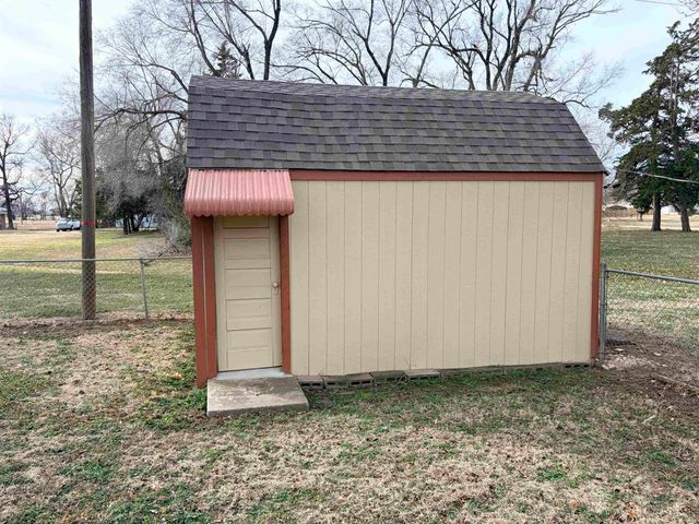 605 E 9th St, Harper, KS 67058