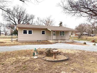 605 E 9th St, Harper, KS 67058