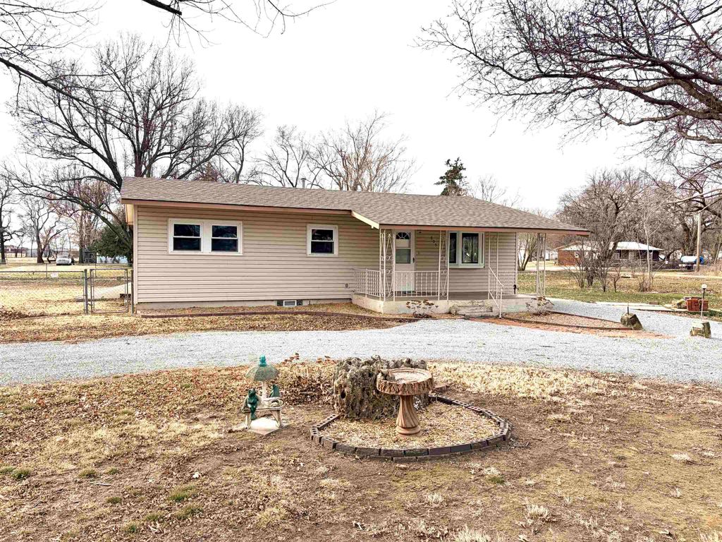 605 E 9th St, Harper, KS 67058