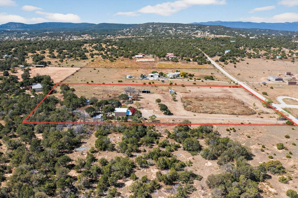 33 Valley Road, Edgewood, NM 87015