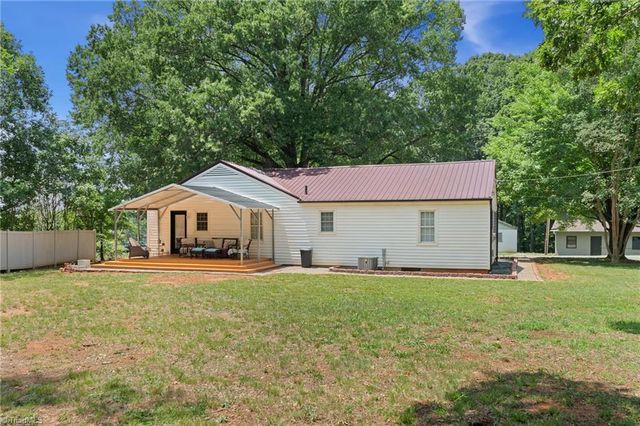 853 Meadowbrook Drive, King, NC 27021