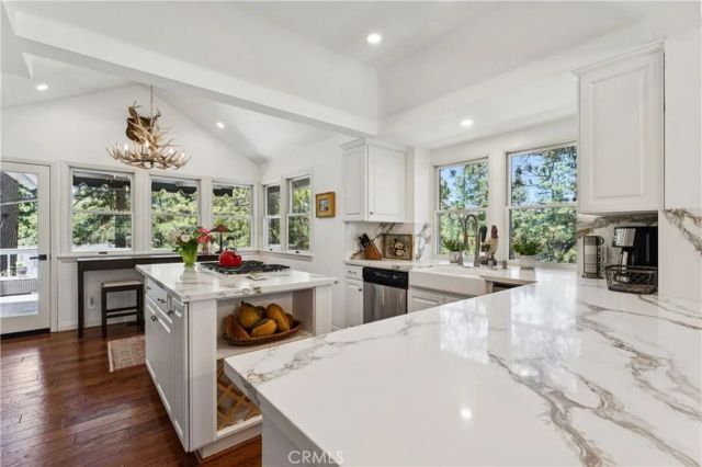 304 Lake Knoll Drive, Lake Arrowhead, CA 92352