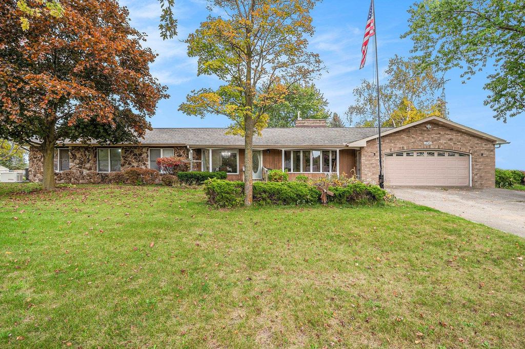 2749 S 8 Mile Road, Auburn, MI 48611