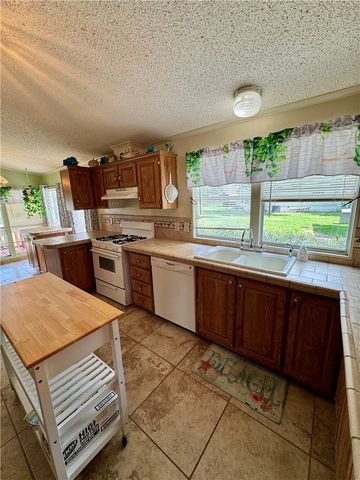 25051 Lakeshore Dr, Mathis, TX 78368