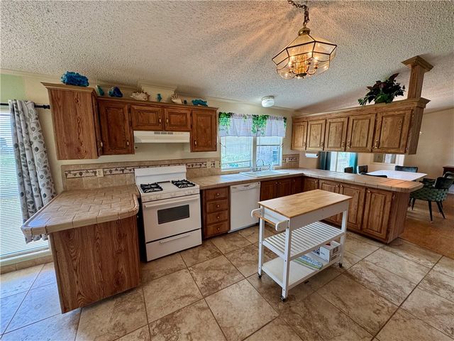 25051 Lakeshore Dr, Mathis, TX 78368