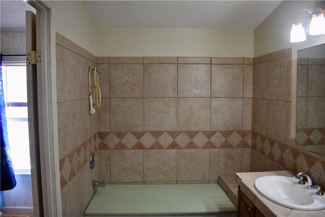 25051 Lakeshore Dr, Mathis, TX 78368