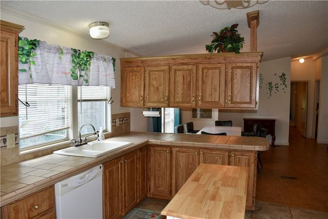 25051 Lakeshore Dr, Mathis, TX 78368