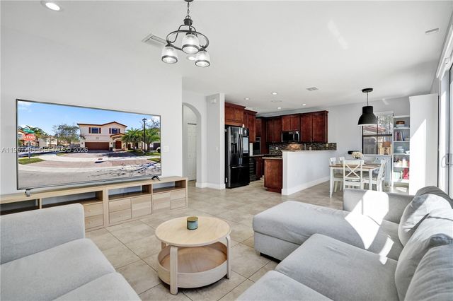 8895 NW 100th Pl, Doral, FL 33178