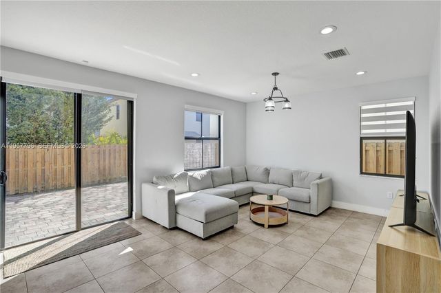 8895 NW 100th Pl, Doral, FL 33178