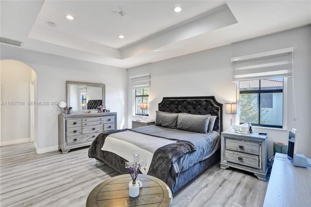 8895 NW 100th Pl, Doral, FL 33178