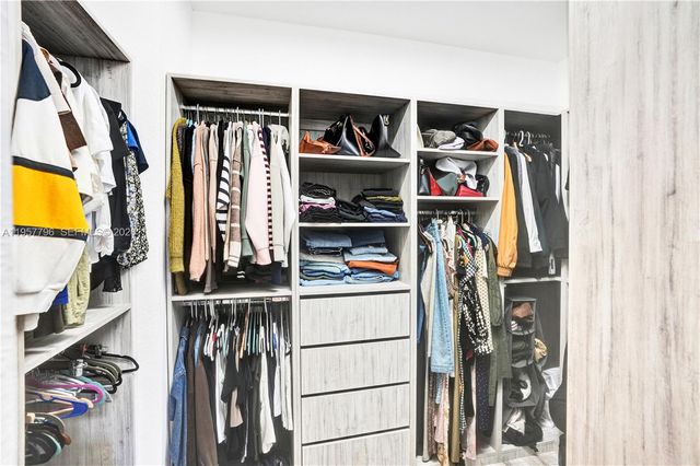 8895 NW 100th Pl, Doral, FL 33178