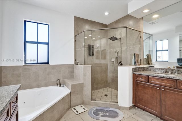 8895 NW 100th Pl, Doral, FL 33178