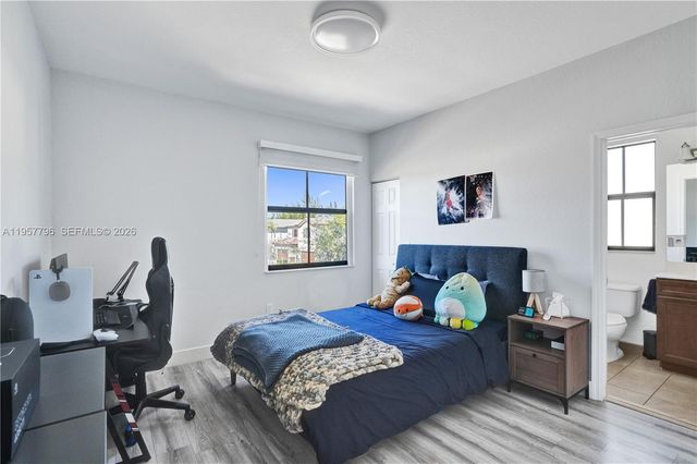 8895 NW 100th Pl, Doral, FL 33178