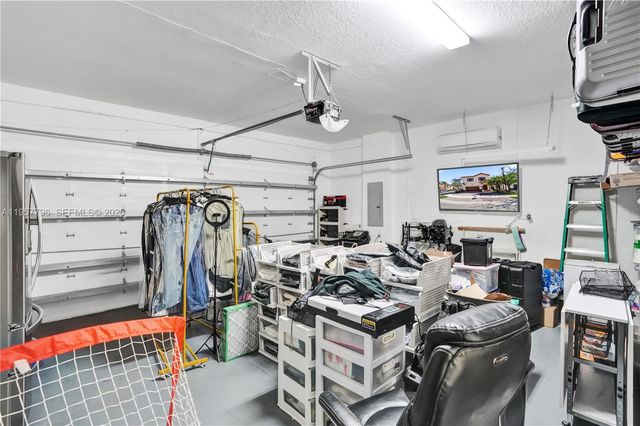 8895 NW 100th Pl, Doral, FL 33178