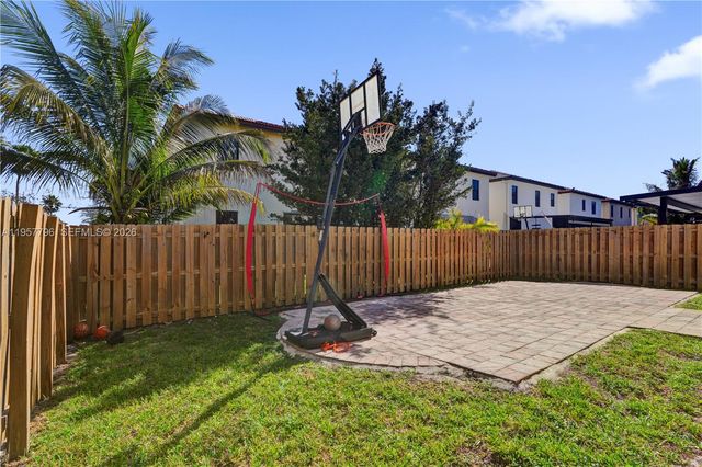 8895 NW 100th Pl, Doral, FL 33178