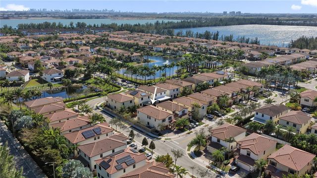 8895 NW 100th Pl, Doral, FL 33178