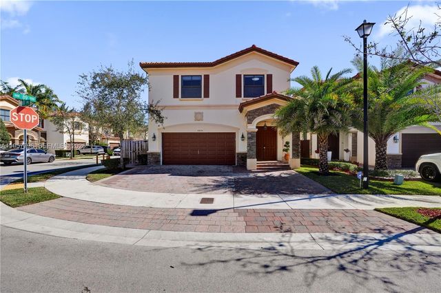 8895 NW 100th Pl, Doral, FL 33178