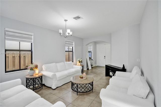 8895 NW 100th Pl, Doral, FL 33178