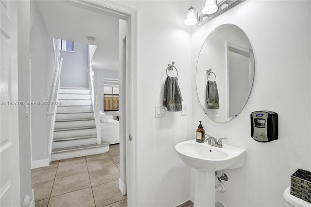 8895 NW 100th Pl, Doral, FL 33178