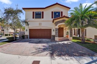 8895 NW 100th Pl, Doral, FL 33178