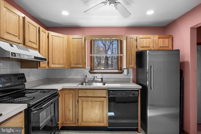 28 W CENTER AVE, Maple Shade, NJ 08052