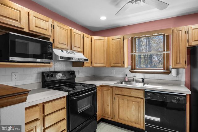 28 W CENTER AVE, Maple Shade, NJ 08052