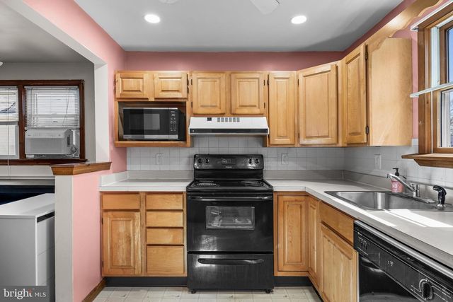 28 W CENTER AVE, Maple Shade, NJ 08052