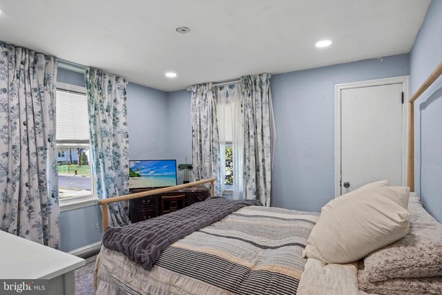 28 W CENTER AVE, Maple Shade, NJ 08052