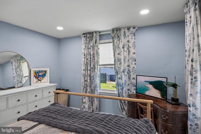 28 W CENTER AVE, Maple Shade, NJ 08052