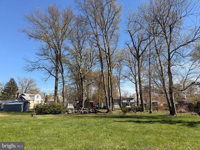 28 W CENTER AVE, Maple Shade, NJ 08052