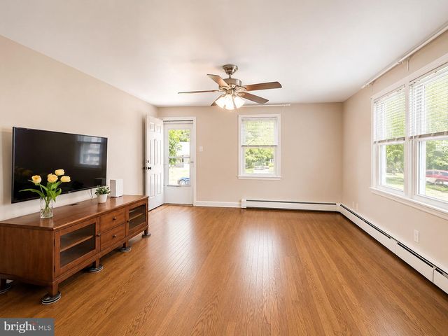 28 W CENTER AVE, Maple Shade, NJ 08052