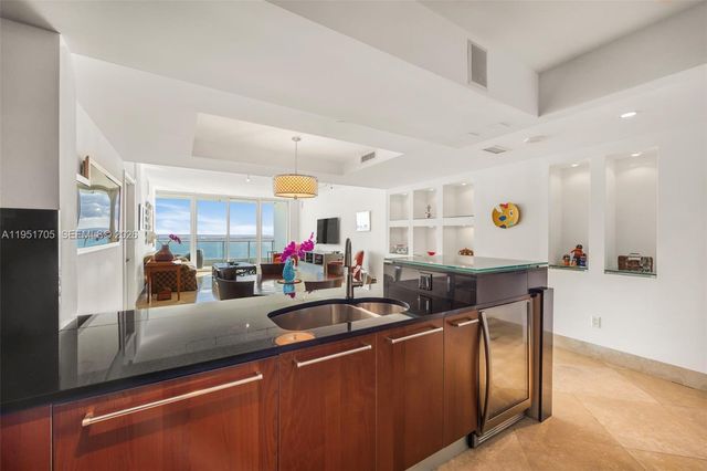 1331 Brickell Bay Dr 2807, Miami, FL 33131