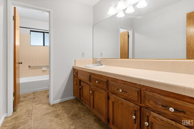 3100 Woodstown Street, Bakersfield, CA 93312