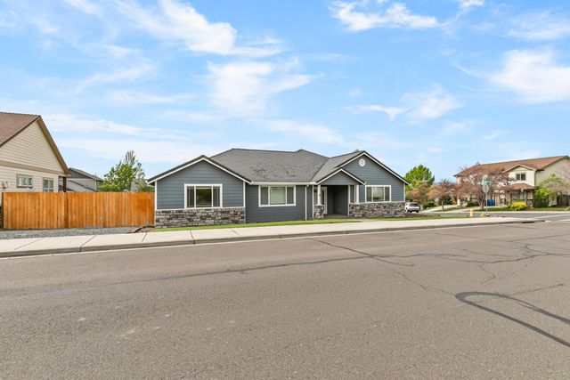 602 Barton Road, Eagle Point, OR 97524