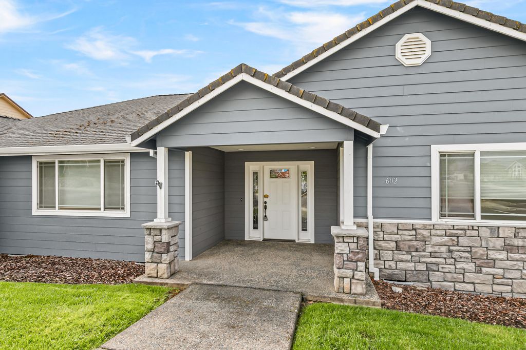 602 Barton Road, Eagle Point, OR 97524